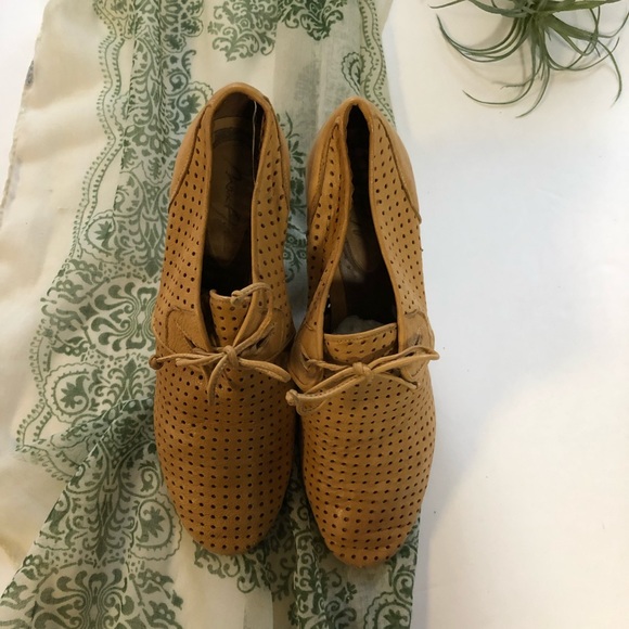 Max Azaria Perforated Leather Heel Oxfords 37 1/2 - Picture 3 of 8